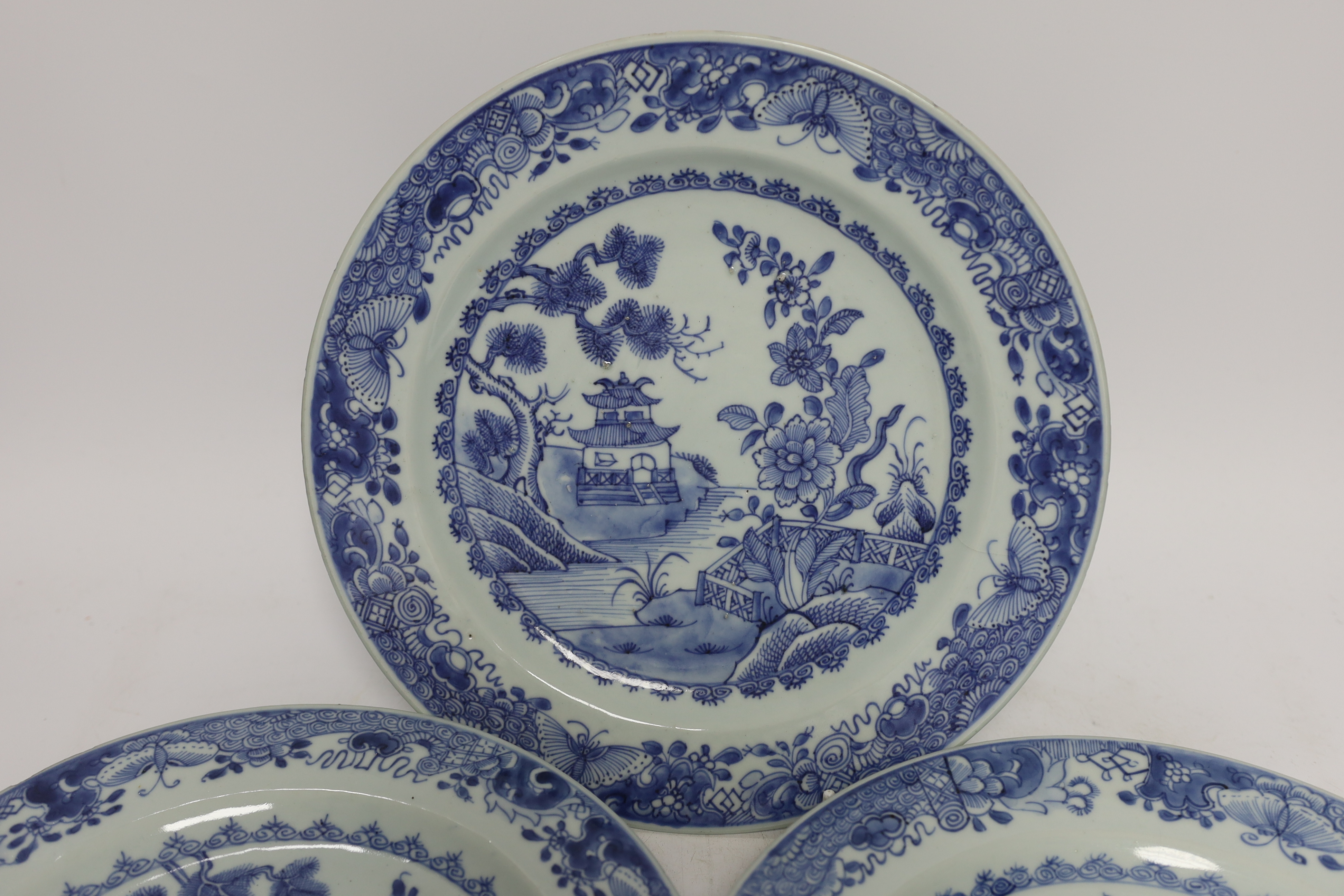 A set of five 18th century Chinese export blue and white plates, 26cm